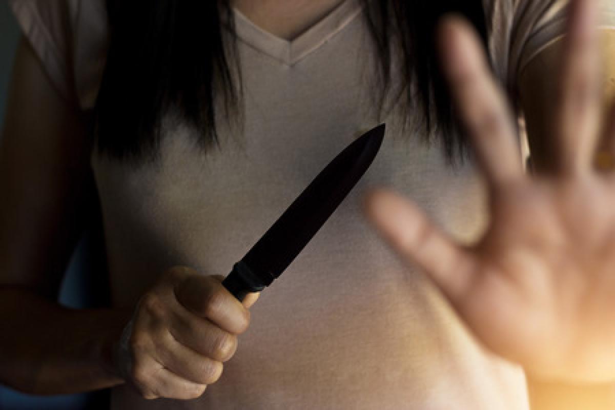 Mulher leva tapa na cara e revida com facada em companheiro
