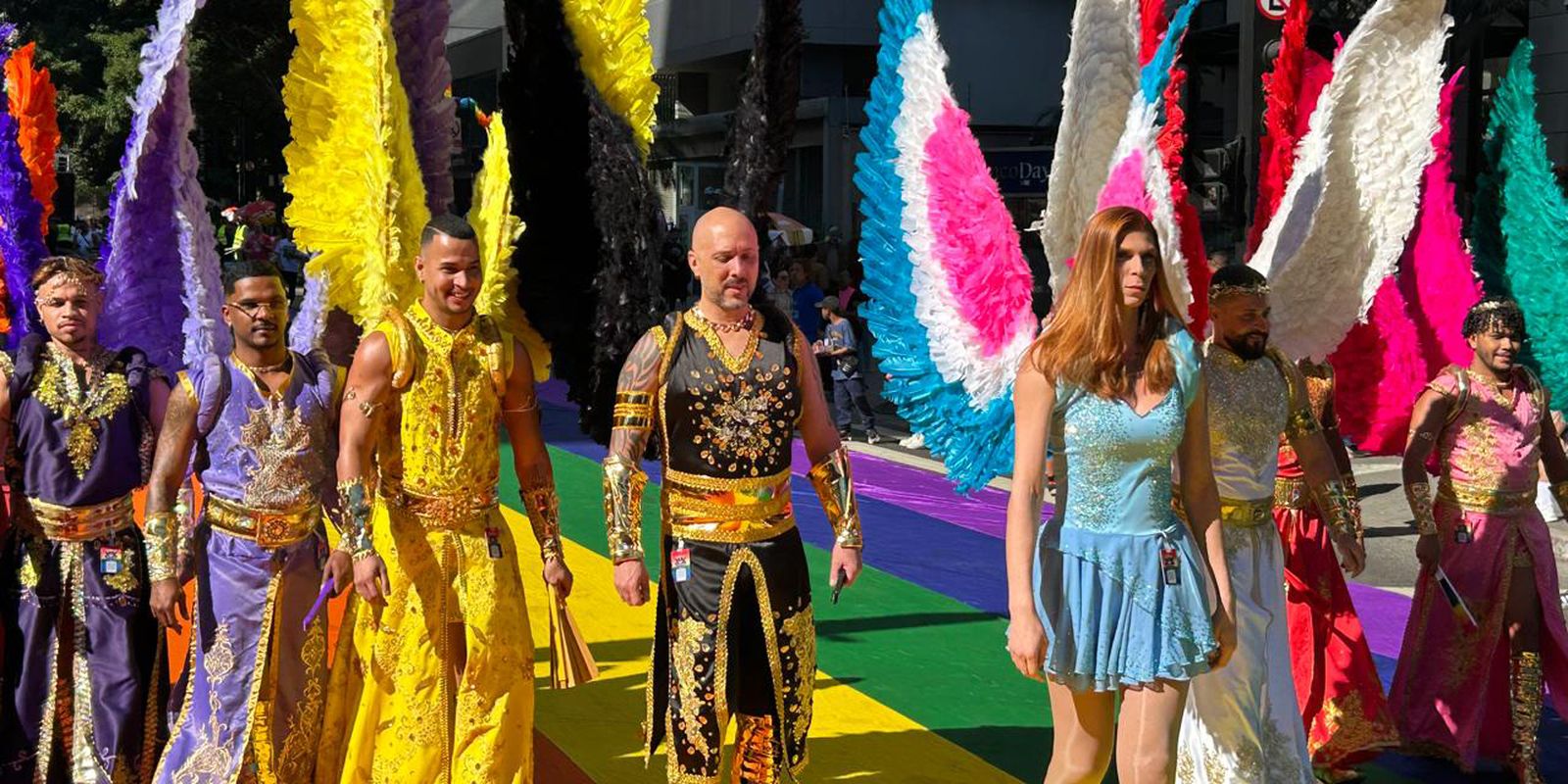 Parada do Orgulho LGBT+ na Avenida Paulista destaca a importância do voto com urna gigante
