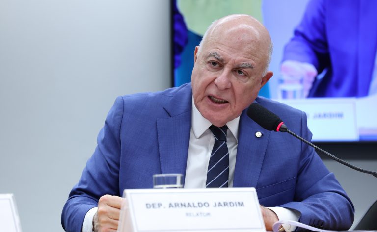 Votação de proposta que eleva repasses federais a municípios é adiada após pedido de vista