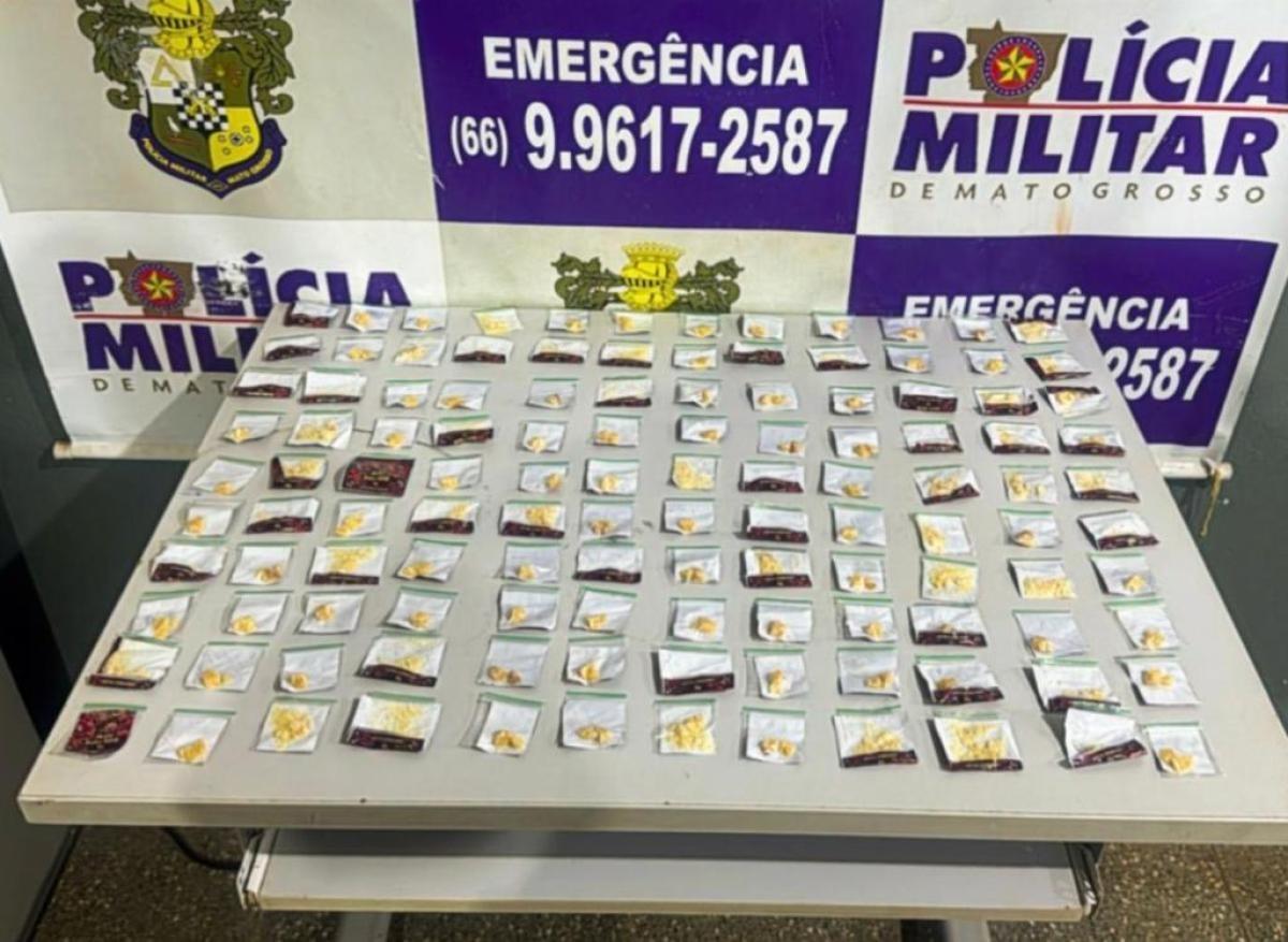 PM intercepta veículo e prende trio com 118 porções de pasta base e cocaína