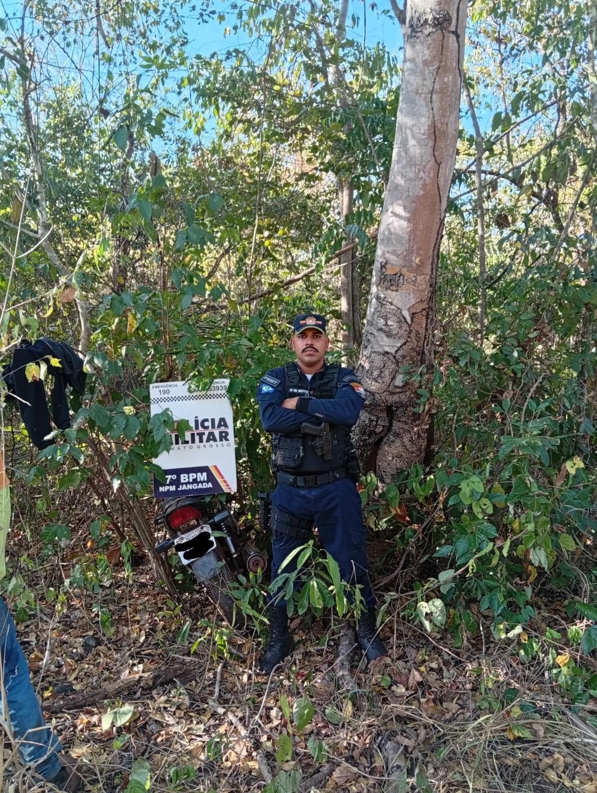 Moto furtada é encontrada escondida em mata e suspeito acaba preso pela PM em Jangada