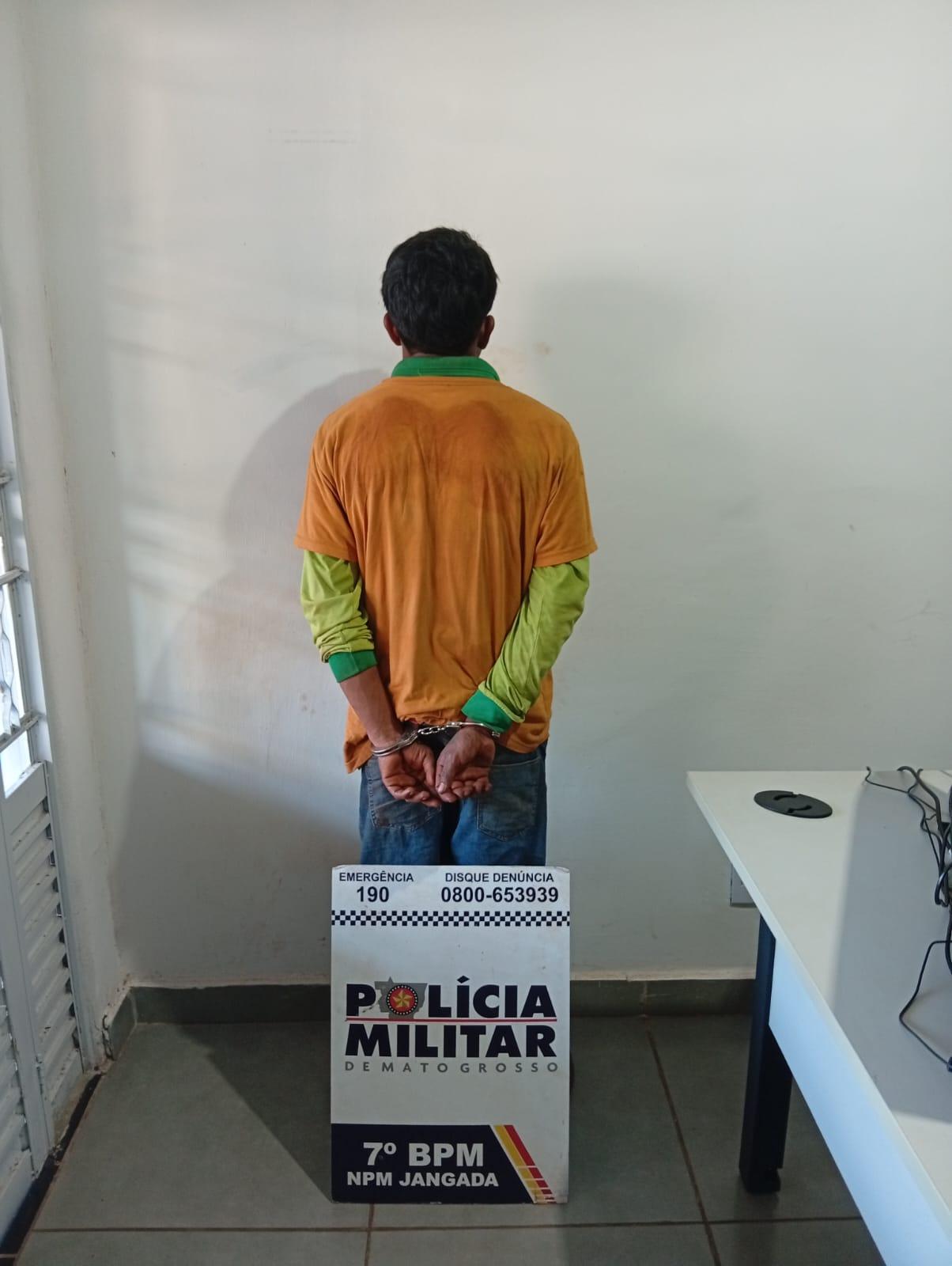 Moto furtada é encontrada escondida em mata e suspeito acaba preso pela PM em Jangada