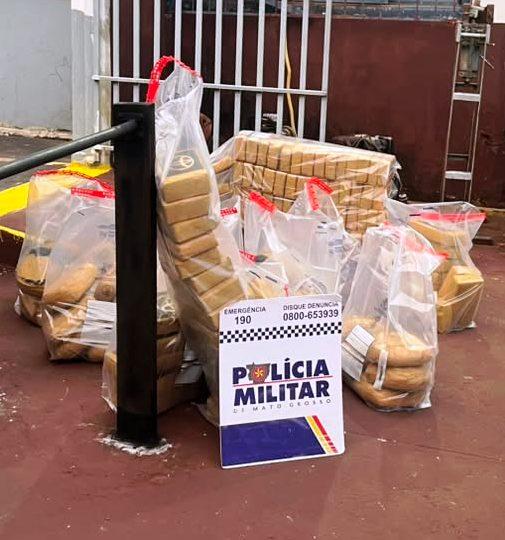 PRF e Polícia Militar apreendem centenas de tabletes de drogas escondidos em fundo falso de caminhão na BR-364