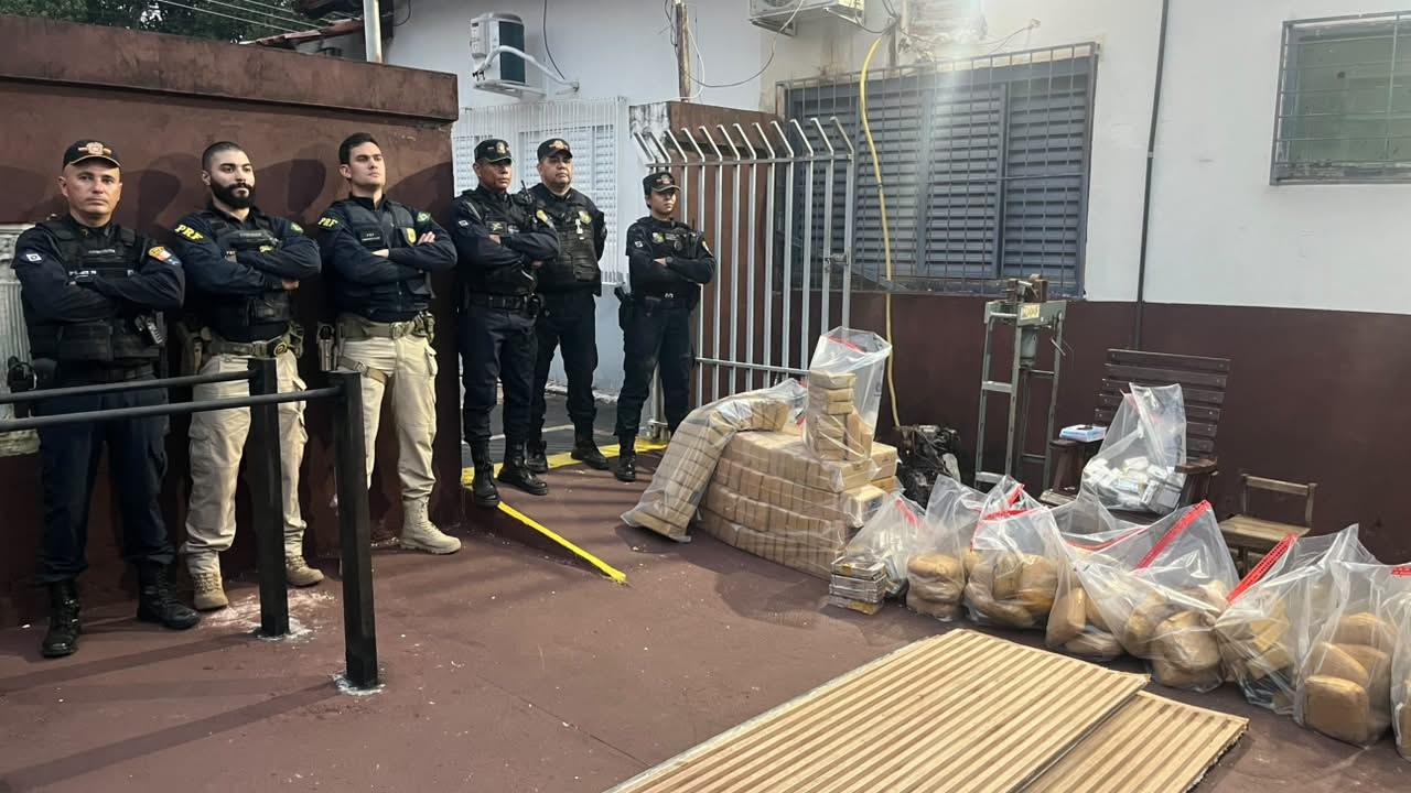 PRF e Polícia Militar apreendem centenas de tabletes de drogas escondidos em fundo falso de caminhão na BR-364