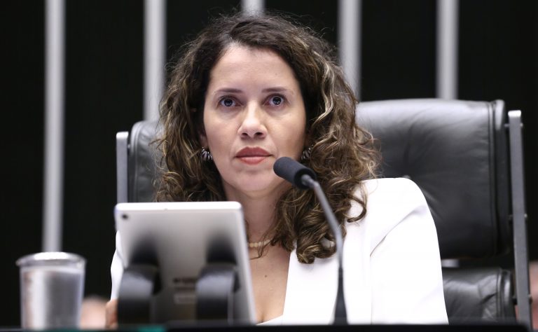 Projeto na Câmara dos Deputados propõe participação remota e segunda chamada para gestantes em concursos públicos