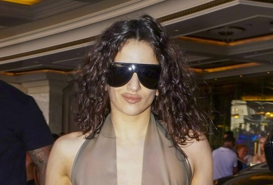 Rosalía rouba a cena com vestido de látex supertransparente e fio-dental à mostra