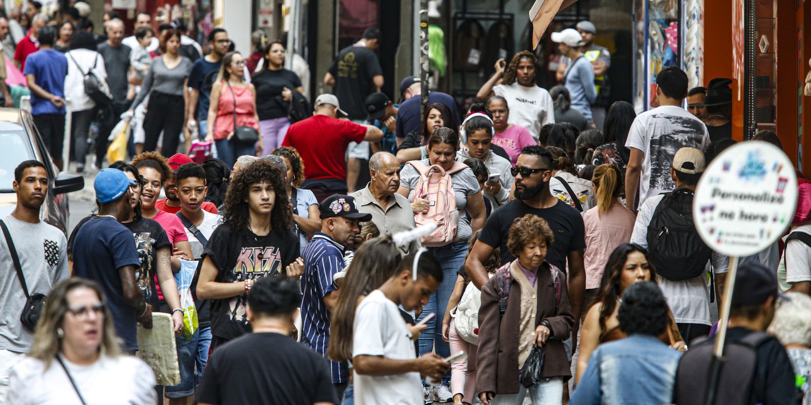 Salários impulsionam queda da pobreza em 22 regiões metropolitanas brasileiras