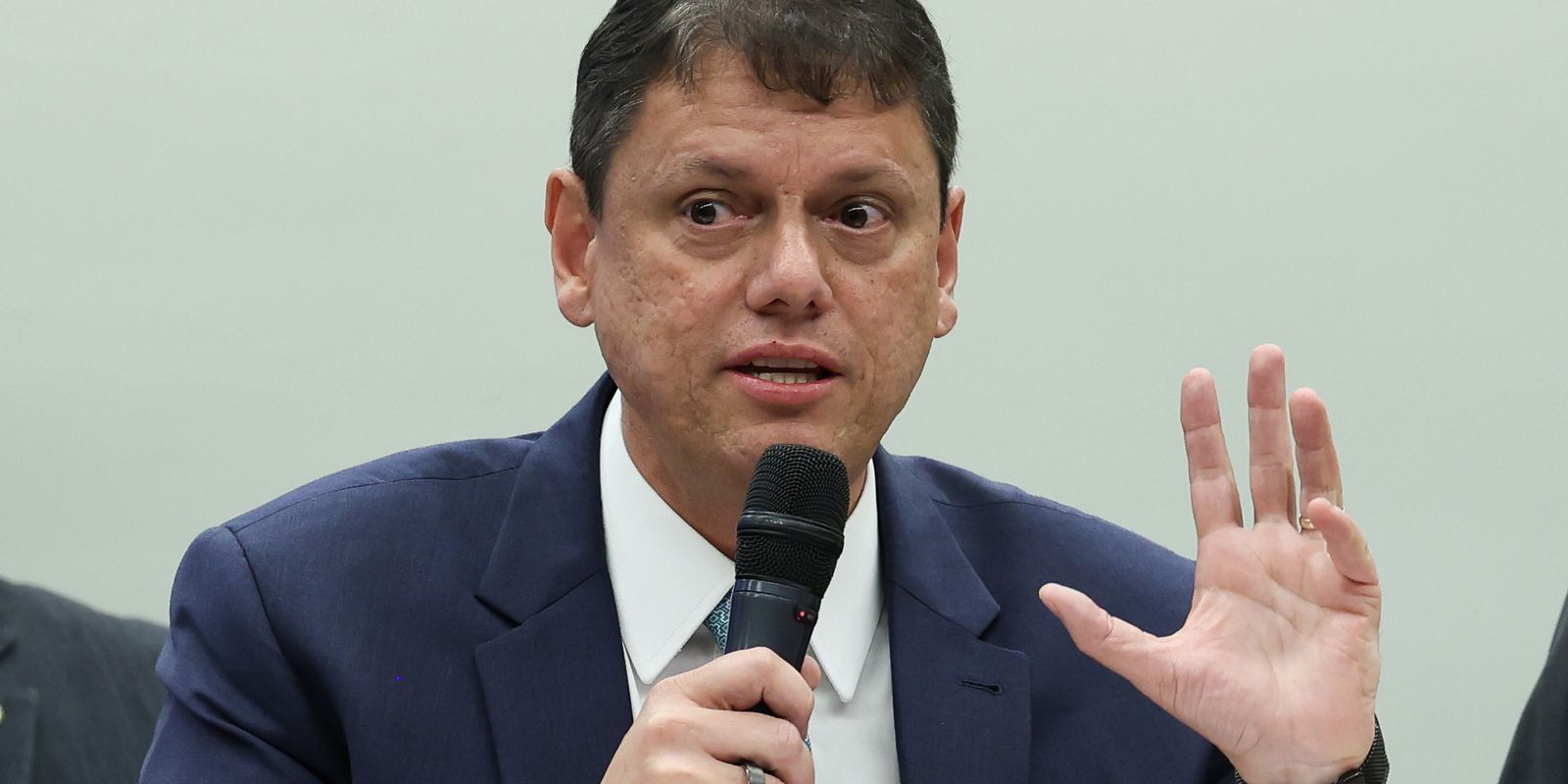 TCESP aprova contas de Tarcísio de 2025 com ressalvas em São Paulo