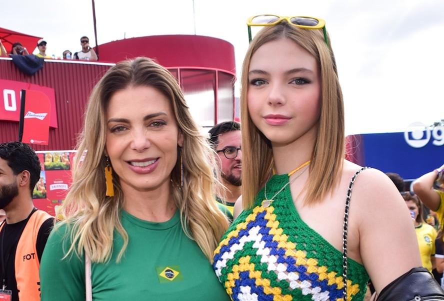 Tal mãe, tal filha: Sheila Mello e Brenda torcem juntas em jogo do Brasil
