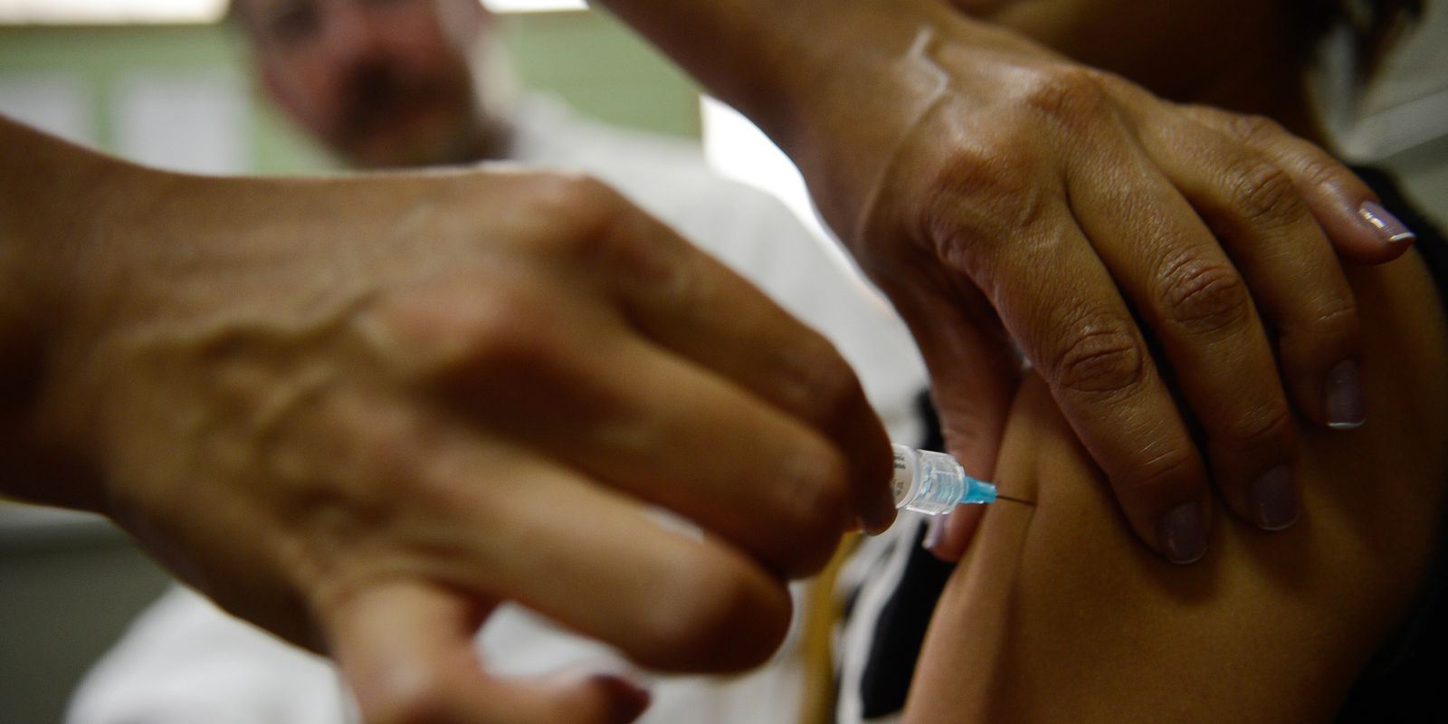 Vacinação de adolescentes contra o HPV é estendida pelo Ministério da Saúde