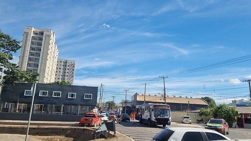 Viatura dos bombeiros bate em ônibus e fica na beirada do Córrego 8 de abril, em Cuiabá
