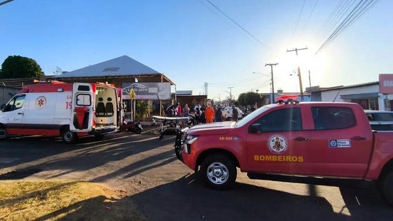 Adolescentes em bicicleta elétrica param no hospital após colisão com carro em MT