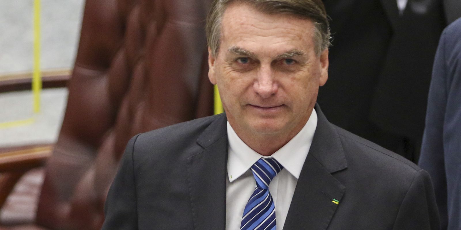 Alexandre de Moraes mantém prisão domiciliar de Bolsonaro e determina apreensão de armas