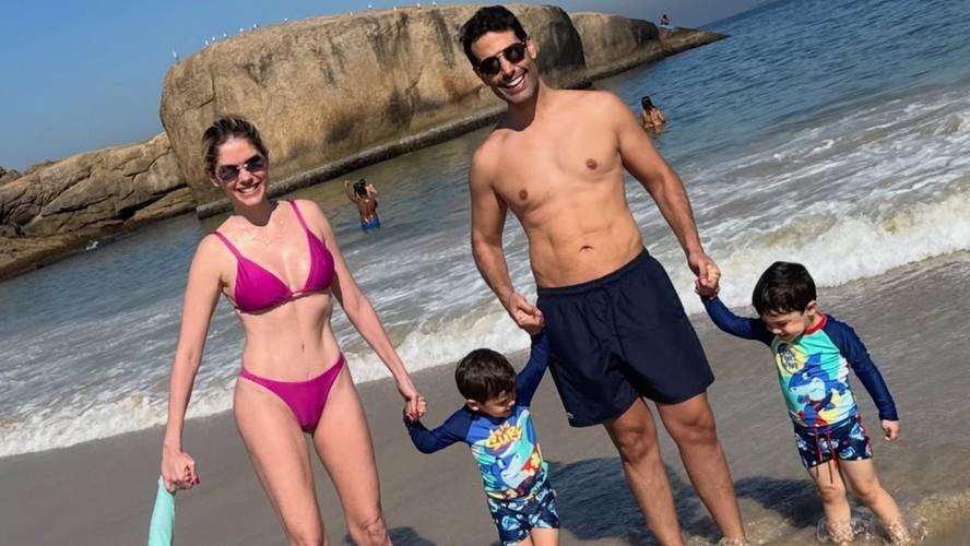 Bárbara Evans curte dia de praia com o marido e os filhos: 'Que sonho'