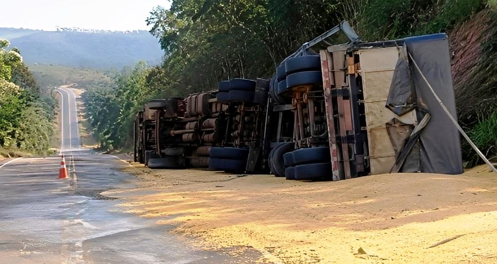Caminhão perde força em subida, volta de ré e tomba na MT-240 em Arenápolis