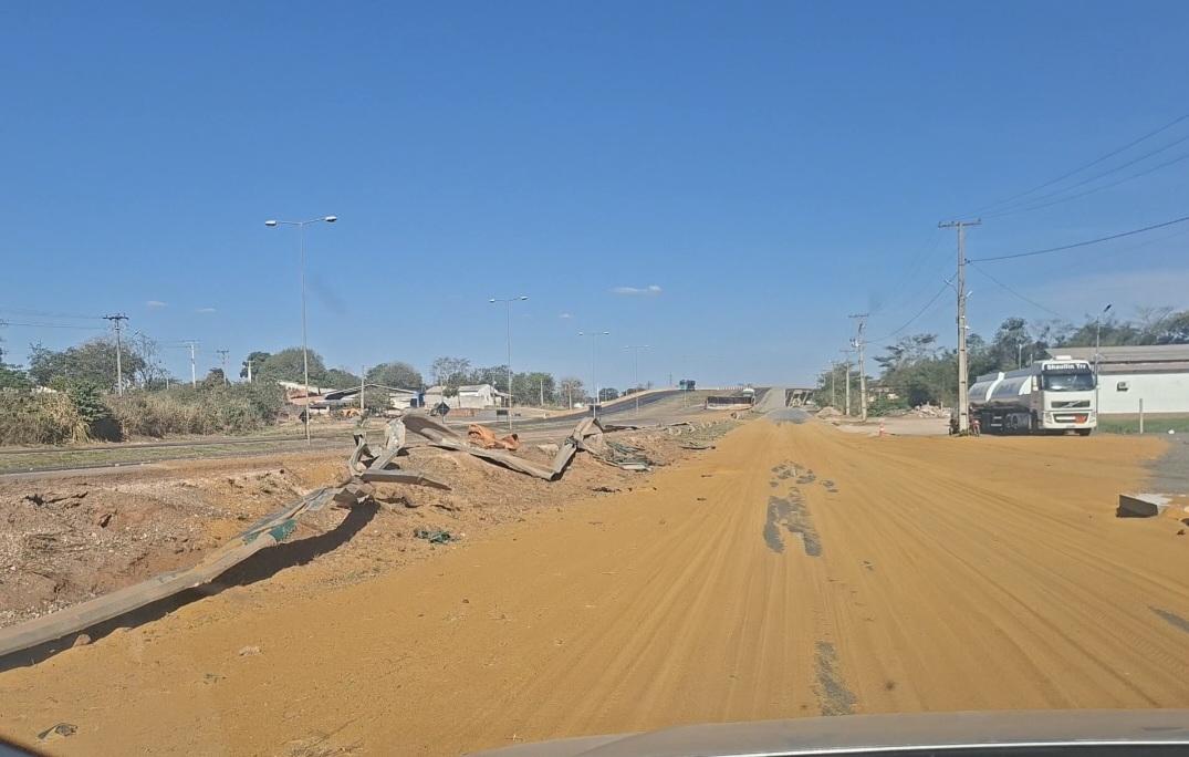 Carreta se acidenta e  carga fica espalhada sobre pista no viaduto do Xaxim, em Nobres