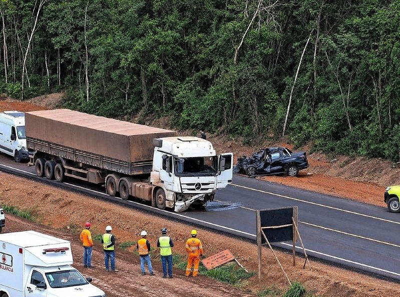 Carro bate de frente com carreta e duas pessoas morrem na BR-163