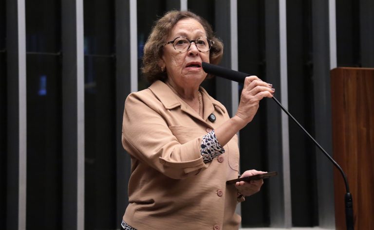 CCJ aprova projeto que padroniza cálculo da jornada de professores pela hora-aula