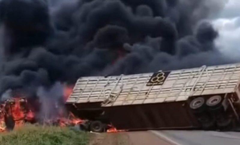 Colisão entre carretas, caminhonete e viatura da PM deixa dois mortos e provoca incêndio em MT