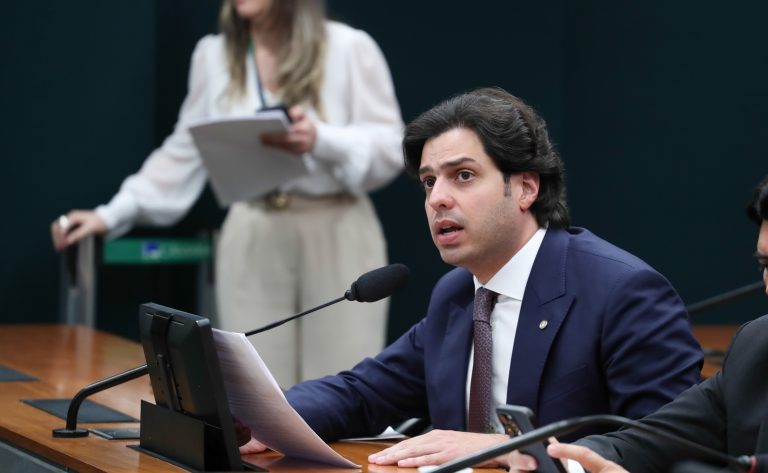 Comissão da Câmara aprova inclusão de cadernos e lápis em programa de material didático