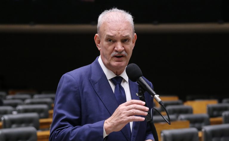 Câmara avança com novas regras para placas de atendimento prioritário a pessoas com deficiência