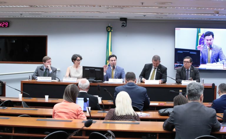 Debatedores defendem prazo de 20 anos para patentes de remédios