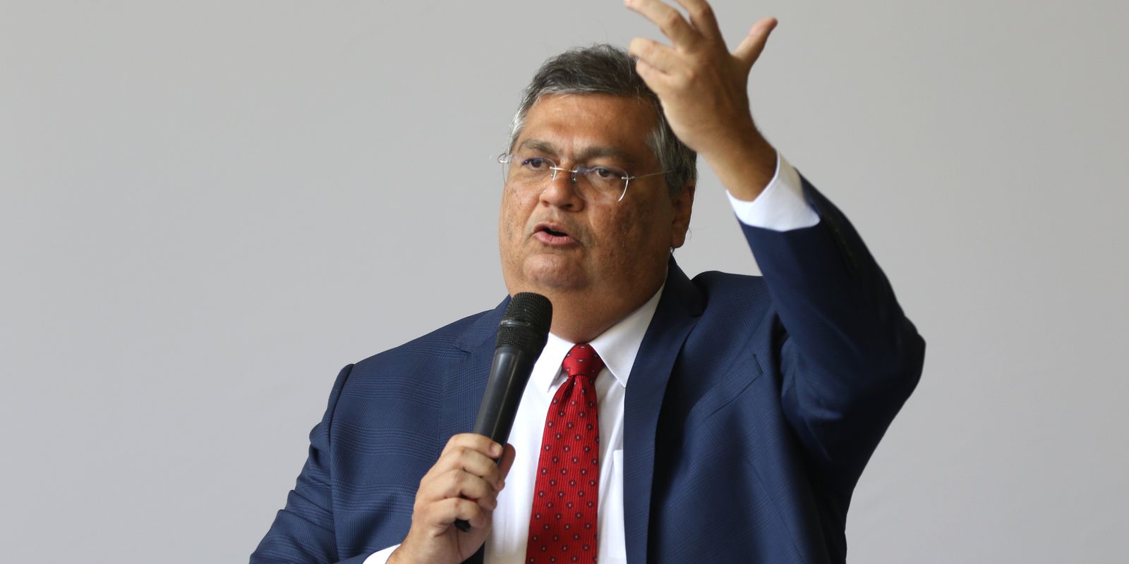 Dino bloqueia R$ 119 milhões de Valdemar Costa Neto por suspeita em emendas parlamentares
