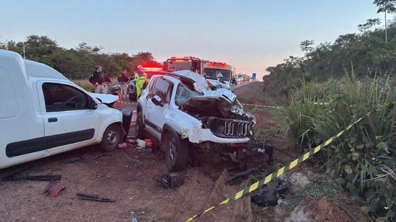 Dois morrem em batida na BR-163; polícia encontra 79 tabletes de drogas em veículo