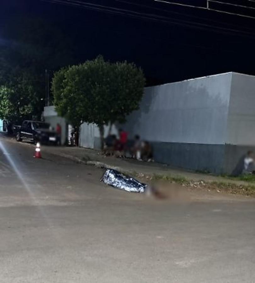 Dupla em moto aborda e mata menor com vários tiros enquanto soltava pipa na rua