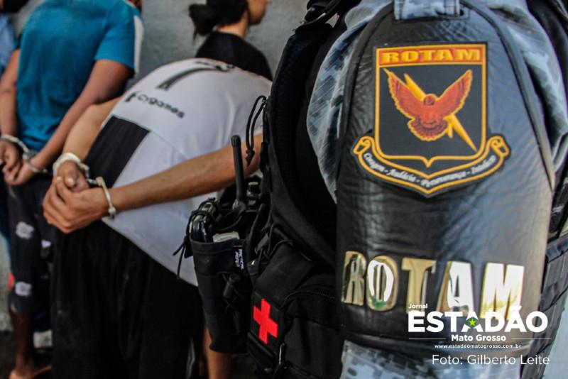 Dupla esconde revólveres após carro quebrar, mas acaba presa em Cáceres