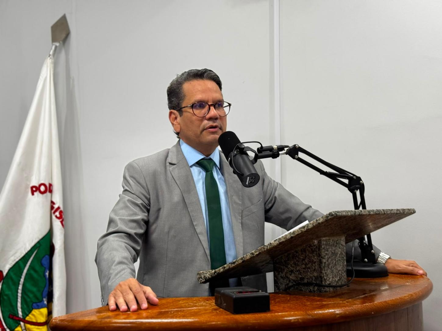 Emerson Andrade alcança 9 votos para liderar Mesa Diretora da Câmara de Nobres 