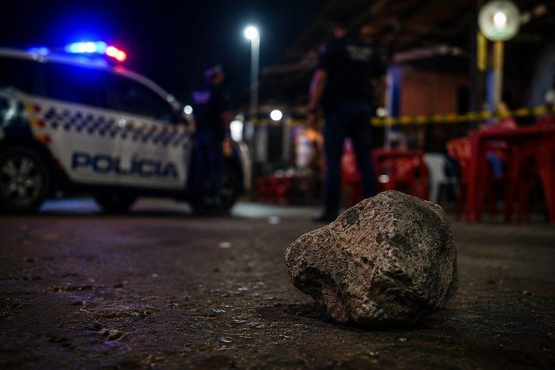 Homem é atingido com pedrada na cabeça durante briga em bar e suspeito foge em MT