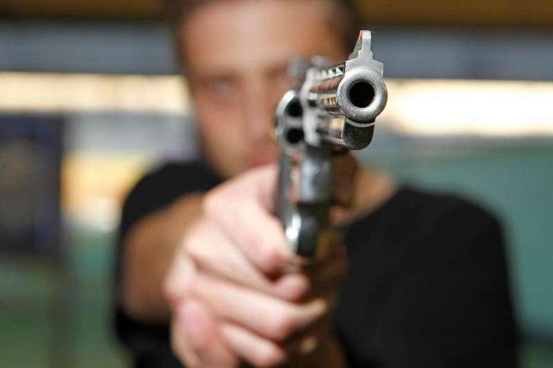 Homem leva tiros no pescoço, braço e abdômen dentro de casa