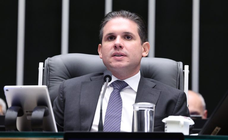 Hugo Motta celebra aprovação de sistema para combater a violência contra a mulher