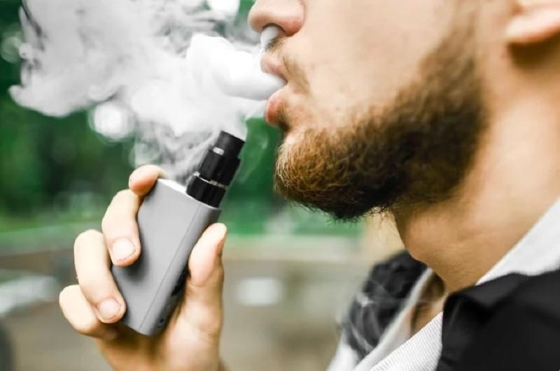 Jovem é detido após PM flagrar adolescentes consumindo álcool e vapes