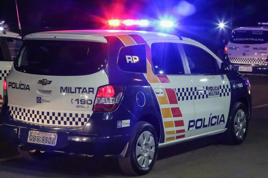 Jovem sem habilitação é preso após tentar romper bloqueio da PM