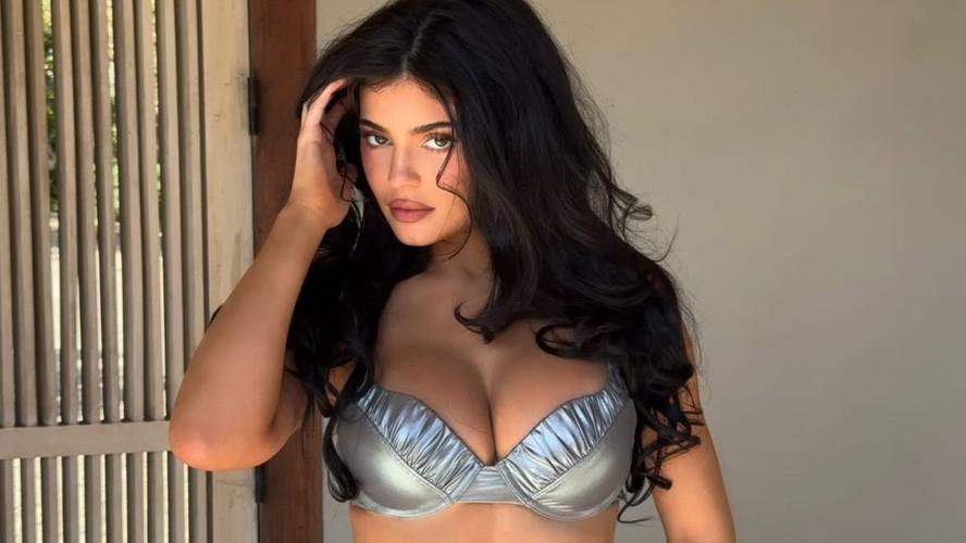 Kylie Jenner faz autoelogio e despeja fotos com biquíni prateado na internet