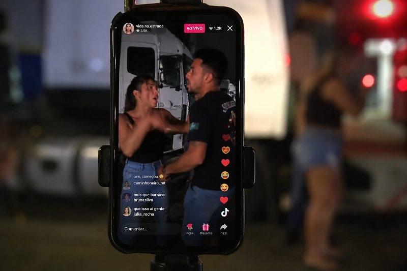 Live no TikTok termina em mordida, celular destruído e casal na delegacia em MT