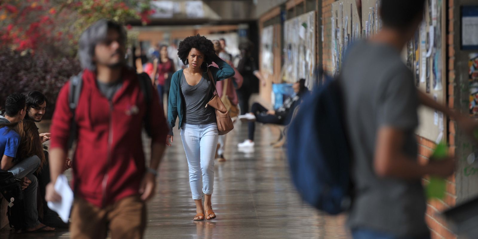 Mais da metade dos graduandos abandona estudos por cuidados com os filhos