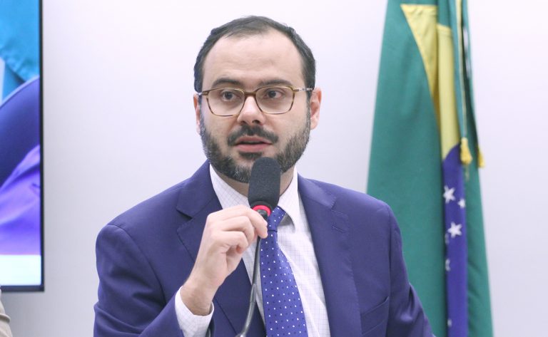 Governo propõe teto de faturamento de R$ 140 mil para MEI, enquanto empresários pressionam por correção do Simples Nacional