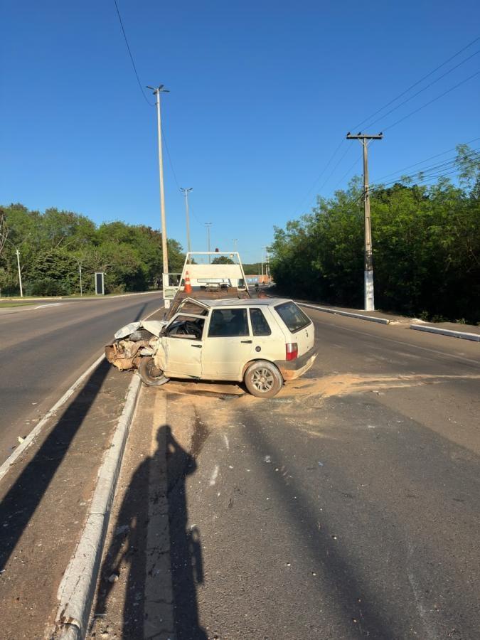 Motorista desvia de carreta, bate em poste e casal sai ileso em Várzea Grande