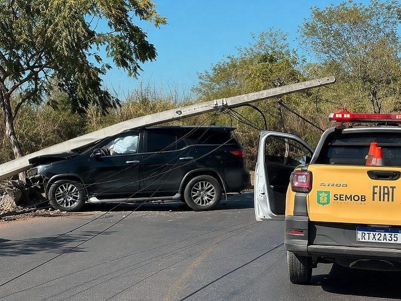 Motorista do deputado Eduardo Botelho bate carro oficial e derruba poste em Cuiabá