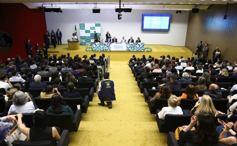 O presidente Hugo Motta defende modernização do Estado e valorização do serviço público na posse de novos servidores da Câmara dos Deputados