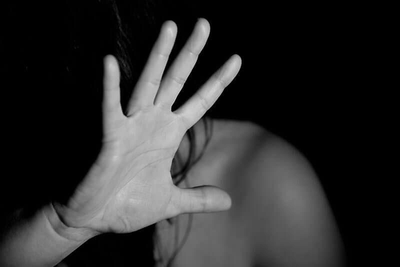 Mulher é empurrada, ameaçada com faca e usa ferramenta para se defender em MT