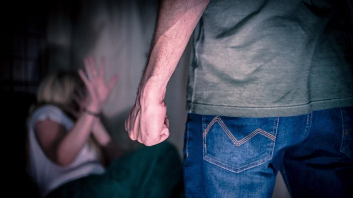 Mulher é enforcada e espancada com capacete pelo marido