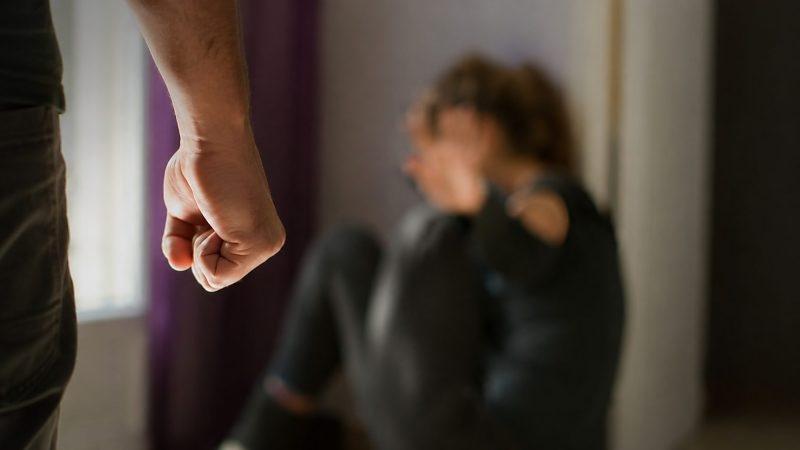 Mulher foi enforcada e arrastada pelo marido 