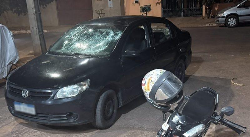 Mulher quebra carro do ex com capacete após discussão e ameaça acionar facção em MT