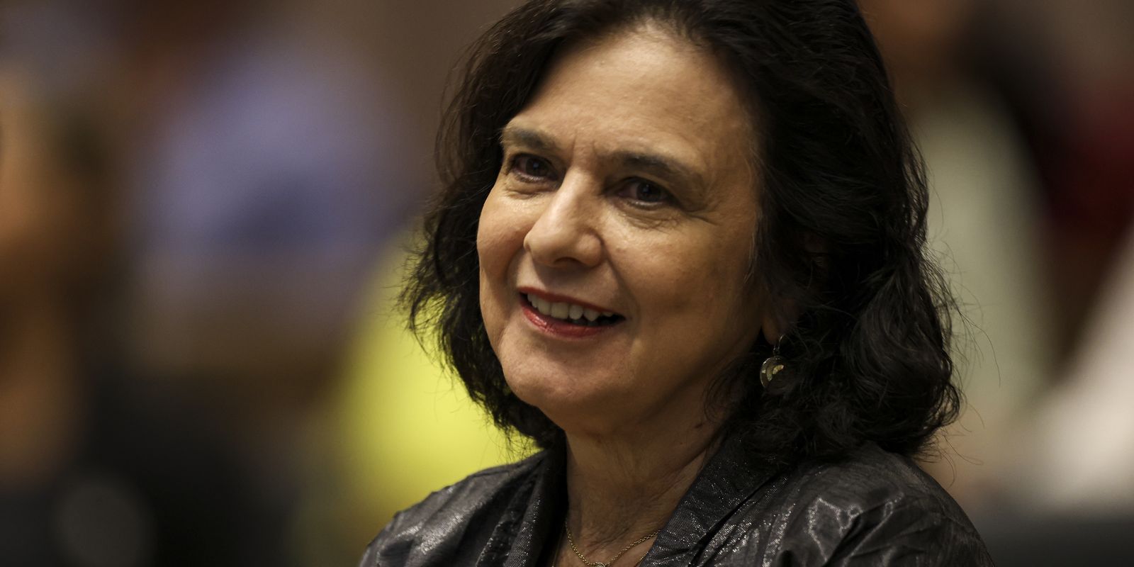 Nísia Trindade lança livro sobre bastidores da covid-19 e a transferência de tecnologia da vacina