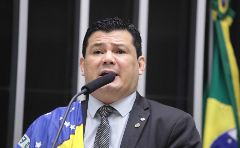 Câmara dos Deputados analisa projeto que amplia porte de arma de fogo para guardas civis municipais e vigilantes
