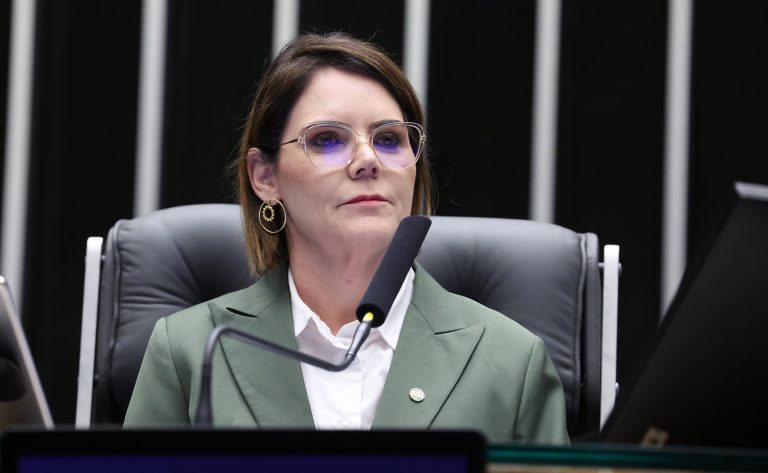 Projeto de lei propõe identificação visual padronizada para tornozeleiras eletrônicas em casos de violência doméstica